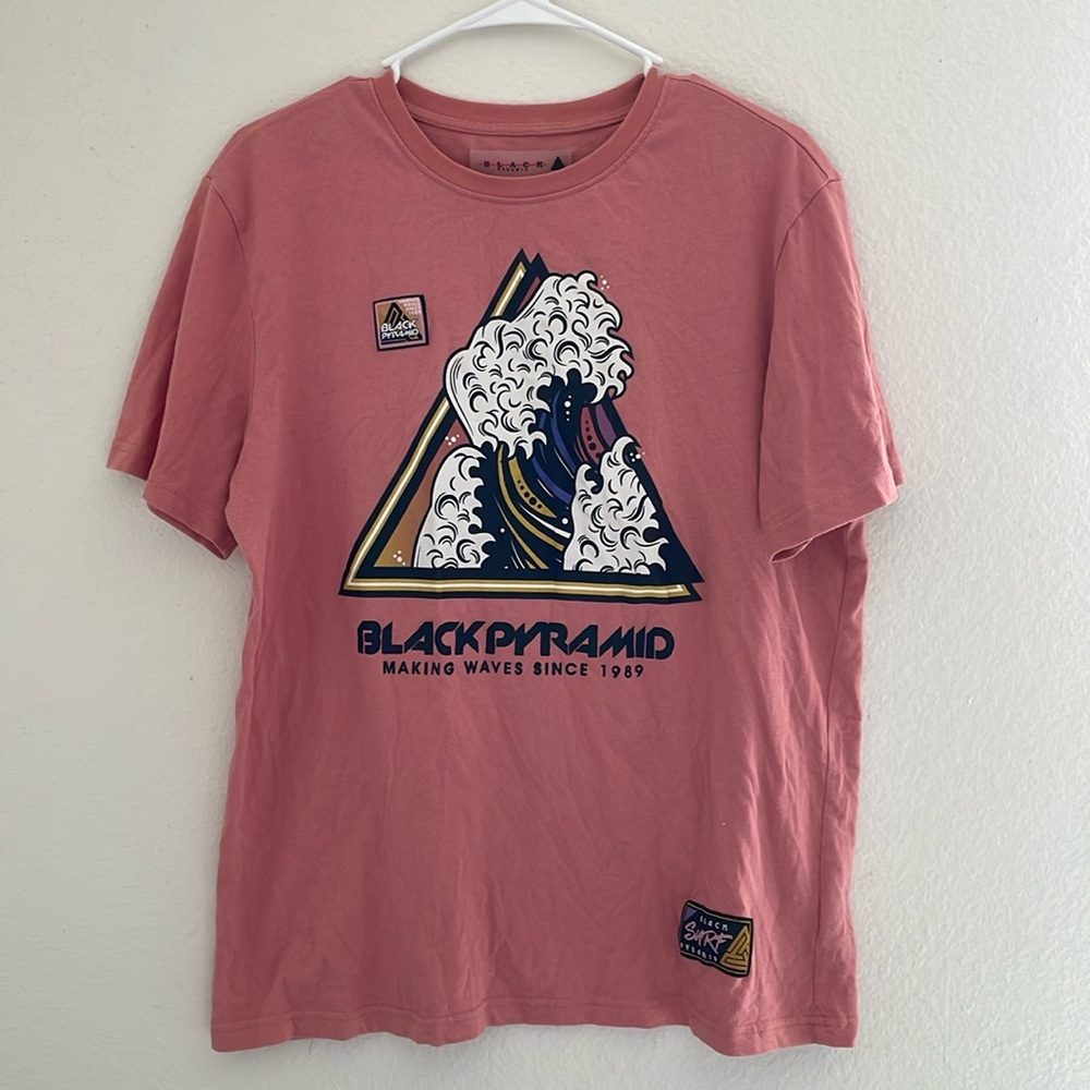 Black pyramid tee
